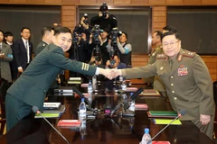 Thiếu tướng Kim Do Gyun (trái), đại diện phái đoàn Hàn Quốc và Trung tướng An Ik San (phải), đại diện phái đoàn Triều Tiên, tại cuộc hội đàm quân sự ở tòa nhà Tongilgak của Triều Tiên, bên trong làng đình chiến Panmunjom, ngày 26/10/2018. (Ảnh: Yonhap/ TT