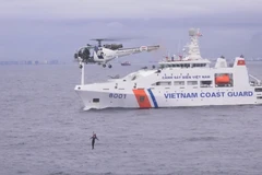 Lực lượng 2 nước diễn tập sử dụng trực thăng cứu nạn trên biển. (Ảnh: TTXVN phát)