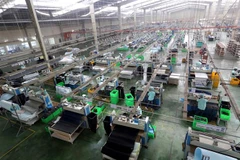 Dây chuyền sản xuất giày, dép xuất khẩu tại Công ty TNHH Midori Safety Footwear Việt Nam, vốn đầu tư của Nhật Bản tại khu công nghiệp Điện Nam-Điện Ngọc (Quảng Nam). (Ảnh: Danh Lam/TTXVN)