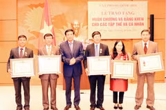 Đồng chí Nguyễn Hạnh Phúc,Tổng Thư ký, Chủ nhiệm Văn phòng Quốc hội trao Huân chương Lao động các hạng cho các tập thể, cá nhân. (Ảnh: Trọng Đức/TTXVN)