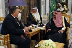 Quốc vương Saudi Arabia Salman (phải) và Ngoại trưởng Mỹ Mike Pompeo trong cuộc gặp tại Riyadh ngày 16/10/2018. (Ảnh: AFP/TTXVN)