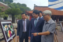 Các đại biểu tham quan triển lãm. (Ảnh: Đinh Thuận/TTXVN)