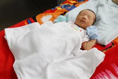 Sau quá trình thay máu, điều trị, sức khỏe của cháu bé đã ổn định. (Ảnh: Nguyễn Thành/TTXVN)