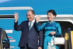 Chiều 14/10 (theo giờ địa phương), Thủ tướng Nguyễn Xuân Phúc và Phu nhân và Đoàn cấp cao Việt Nam đến thủ đô Vienne, Cộng hòa Áo. (Ảnh: Thống Nhất/TTXVN)
