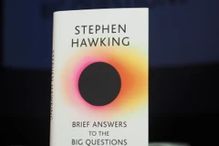 Cuốn sách cuối cùng của Stephen Hawking. (Ảnh: Tuấn Anh/Vietnam+)