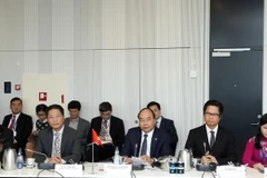 Thủ tướng Nguyễn Xuân Phúc (giữa) cùng các thành viên Đoàn cấp cao Việt Nam dự Tọa đàm Doanh nghiệp Việt Nam-Đan Mạch. (Ảnh: Thống Nhất/TTXVN)