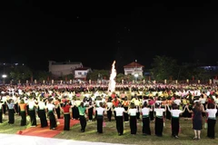 Các nghệ nhân biểu diễn màn đại xòe. (Ảnh: Đức Tưởng/TTXVN)