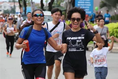 Hơn 10.000 người tham gia chương trình chạy bộ Fun Run gây quỹ từ thiện lần thứ 18 do Hiệp hội Các doanh nghiệp Anh quốc tại Việt Nam tổ chức tại Quận 7, Thành phố Hồ Chí Minh sáng 30/9. (Ảnh: Xuân Dự/TTXVN)