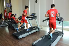 Các cầu thủ chạy với máy tập tại phòng gym. (Ảnh: Hải Ngọc/Vietnam+) 