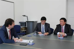 Bí thư Trung ương Đảng Nguyễn Xuân Thắng làm việc với ông André Simonazzi, Phó Chủ nhiệm Văn phòng Liên bang Thụy Sĩ. (Ảnh: Hoàng Hoa/TTXVN)