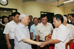 Tổng Bí thư Nguyễn Phú Trọng tiếp xúc cử tri quận Tây Hồ. (Ảnh: Trí Dũng/TTXVN)