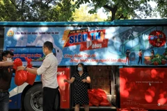 Chuyến “Xe buýt siêu thị 0 đồng” mang thông điệp “Tất cả vì người lao động”. (Ảnh: Thành Đạt/TTXVN)