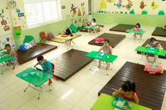 Bữa ăn của các em nhỏ trong khu cách ly. (Ảnh minh hoạ: Hoàng Hùng/TTXVN) 