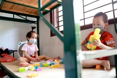 Hai trẻ em cùng phòng tại khu cách ly Trung đoàn 834 (Bộ Chỉ huy Quân sự tỉnh Vĩnh Phúc). (Ảnh: Hoàng Hùng/TTXVN)