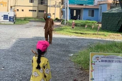 Bé gái lưu luyến tạm biệt ông trong khu cách ly. (Nguồn: Bệnh viện Nhi đồng Thành phố Hồ Chí Minh)