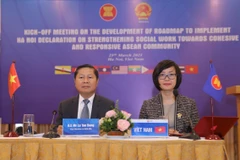 Thứ trưởng Bộ Lao động-Thương binh và Xã hội Lê Tấn Dũng điều hành hội nghị tại điểm cầu Hà Nội. (Ảnh: Hoàng Hiếu/TTXVN)