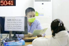 Tiếp nhận hồ sơ hưởng bảo hiểm thất nghiệp cho người lao động. (Ảnh minh họa: TTXVN)