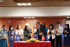 Ký kết dự án "Xóa bỏ bạo lực đối với phụ nữ và trẻ em tại Việt Nam giai đoạn 2021-2025". (Ảnh: PV/Vietnam+)