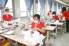 Công nhân dệt may phải giãn ca do thiếu đơn hàng vì COVID-19. (Ảnh minh hoạ: TTXVN)