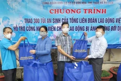 Trao tặng “Túi an sinh Công đoàn” cho người lao động. (Ảnh: PV/Vietnam+)