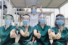 Nhân viên y tế Bệnh viện Bệnh Nhiệt đới Trung ương cơ sở 2 thể hiện sự lạc quan và tinh thần quyết tâm chiến thắng đại dịch COVID-19. (Ảnh minh hoạ: TTXVN)