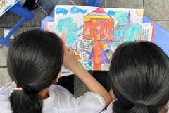 Trẻ em tham gia vào sáng tác tranh với thông điệp ngăn chặn lao động trẻ em. (Ảnh: PV/Vietnam+)