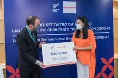 Ký kết tài trợ dự án hỗ trợ lao động nữ trong các khu vực phi chính thức tại Đà Nẵng và Huế. (Ảnh: PV/Vietnam+)