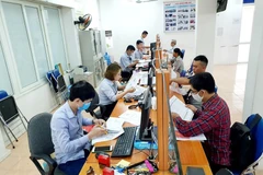 Người lao động làm thủ tục hưởng bảo hiểm thất nghiệp. (Ảnh: PV/Vietnam+)