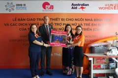 Bàn giao trang thiết bị thiết yếu cho đại diện "Ngôi nhà bình yên". (Ảnh: PV/Vietnam+)