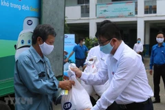 Hỗ trợ người lao động bị ảnh hưởng bởi dịch COVID-19 tại TP Hồ Chí Minh. (Ảnh: Thanh Vũ/TTXVN)