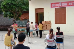 Các cấp công đoàn tỉnh Bắc Giang đang hỗ trợ cho người lao động tại các khu nhà trọ phải cách ly dưới hình thức "Siêu thị 0 đồng". (Ảnh/: PV/Vietnam+)