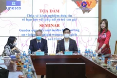 Tọa đàm “Chia sẻ kinh nghiệm đưa tin về bạo lực đối với phụ nữ và trẻ em gái”. (Ảnh: PV/Vietnam+)