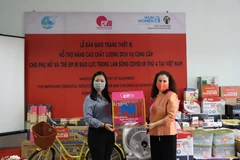 Bàn giao trang thiết bị thiết yếu nâng cấp hệ thống hỗ trợ nạn nhân của bạo lực giới. (Ảnh: PV/Vietnam+)