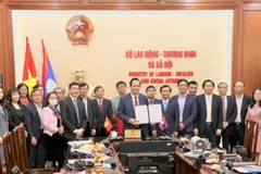 Ký trực tuyến Biên bản hội nghị Bộ trưởng Lao động và Phúc lợi xã hội lần thứ 7 và thỏa thuận hợp tác trong lĩnh vực lao động, phúc lợi xã hội. (Ảnh: PV/Vietnam+)