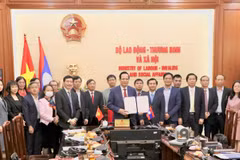 Ký trực tuyến Biên bản hội nghị Bộ trưởng Lao động và Phúc lợi xã hội lần thứ 7 và thỏa thuận hợp tác trong lĩnh vực lao động, phúc lợi xã hội. (Ảnh: PV/Vietnam+)