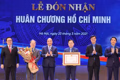 Thủ tướng Nguyễn Xuân Phúc, Chủ tịch Hội đồng Thi đua-Khen thưởng Trung ương trao tặng Huân chương Hồ Chí Minh lần thứ 3 cho Đoàn Thanh niên Cộng sản Hồ Chí Minh. (Ảnh: Trọng Đức/TTXVN)