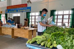 Mỗi công nhân sẽ được nhận miễn phí 5 món nhu yếu phẩm trong “Siêu thị 0 đồng”. (Ảnh: PV/Vietnam+)