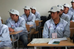 Lao động làm thủ tục trước khi sang Hàn Quốc làm việc. (Ảnh: PV/Vietnam+)