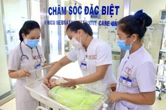 Em bé sơ sinh của sản phụ nhiễm COVID-19 được chăm sóc đặc biệt tại Bệnh viện Trung Ương Huế. (Ảnh: Mai Trang/TTXVN)
