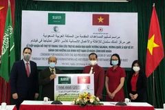 Tiếp nhận khoản kinh phí hỗ trợ của Trung tâm Cứu trợ và Nhân đạo Quốc vương Salman. (Ảnh: PV/Vietnam+)