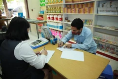 Thực hiện chi trả trợ cấp xã hội cho người dân. (Ảnh minh họa: Vietnam+)