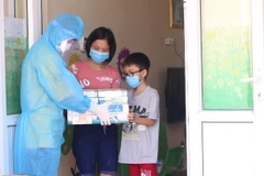 Vinamilk tặng sữa và quà cho trẻ em đang cách ly. (Nguồn: Vietnam+)