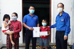 Tỉnh Đoàn và Hội đồng Đội tỉnh Phú Yên tặng học bổng nhận đỡ đầu trẻ mồ côi mẹ vì dịch COVID-19. (Ảnh: TTXVN)