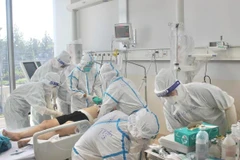 Bác sỹ tại Bệnh viện Hồi sức COVID-19 Thành phố Hồ Chí Minh điều trị cho bệnh nhân COVID-19 nặng. (Ảnh: TTXVN)