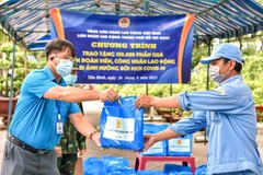 Trao tặng quà cho công nhân lao động gặp khó khăn do COVID-19. (Ảnh: Thanh Vũ/TTXVN)