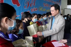 Chủ tịch Tổng Liên đoàn Lao động Việt Nam Nguyễn Đình Khang trao quà tại Chương trình "Tết Sum vầy 2021" cho công nhân lao động tỉnh Bình Định. (Ảnh: PV/Vietnam+)