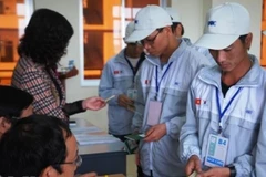 Lao động làm thủ tục trước khi đi làm việc ở nước ngoài. (Ảnh minh họa: PV/Vietnam+)