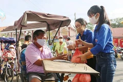 Cây “ATM gạo” hỗ trợ người nghèo, người có hoàn cảnh khó khăn do dịch COVID-19. (Ảnh: Chanh Đa/TTXVN)