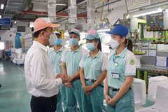 Tổng Giám đốc Bảo hiểm xã hội Việt Nam Nguyễn Thế Mạnh kiểm tra việc hỗ trợ người lao động tại Công ty ToTo Việt Nam. (Ảnh: PV/Vietnam+)