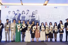 Dàn diễn viên và êkip tham gia sản xuất phim. (Ảnh: PV/Vietnam+)